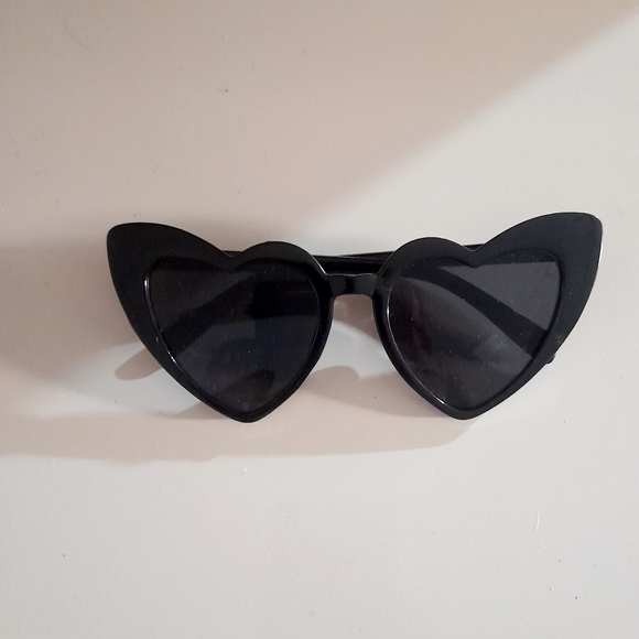 ● Heart Shaped Frame Sunglasses - Picture 9 of 14